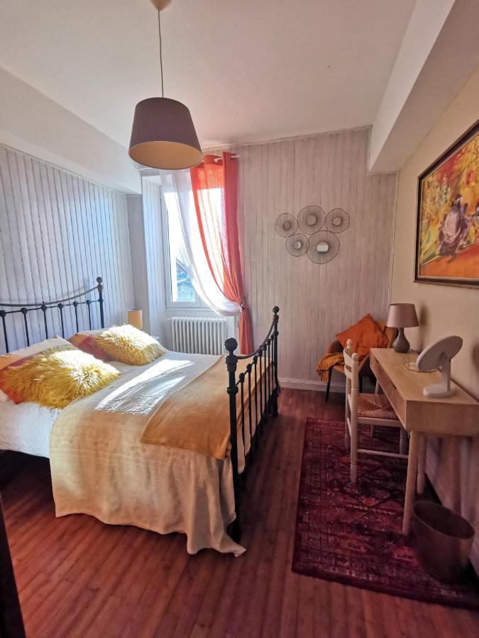'Quelle Belle Vue' Chambre D'Hote Confolens Exterior photo